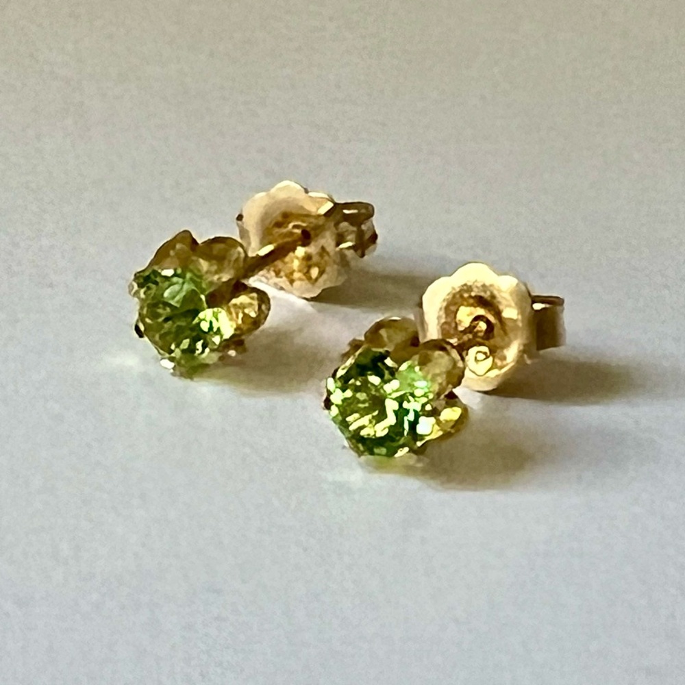 14K Yellow Gold Green CZ Solitaire Stud Earrings 0.62g Vintage
